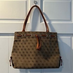 110. Dooney and Bourke Tote 👜 Bag